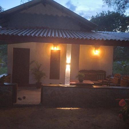 Soma Cabana, Homestay & Restaurant タンガラ エクステリア 写真